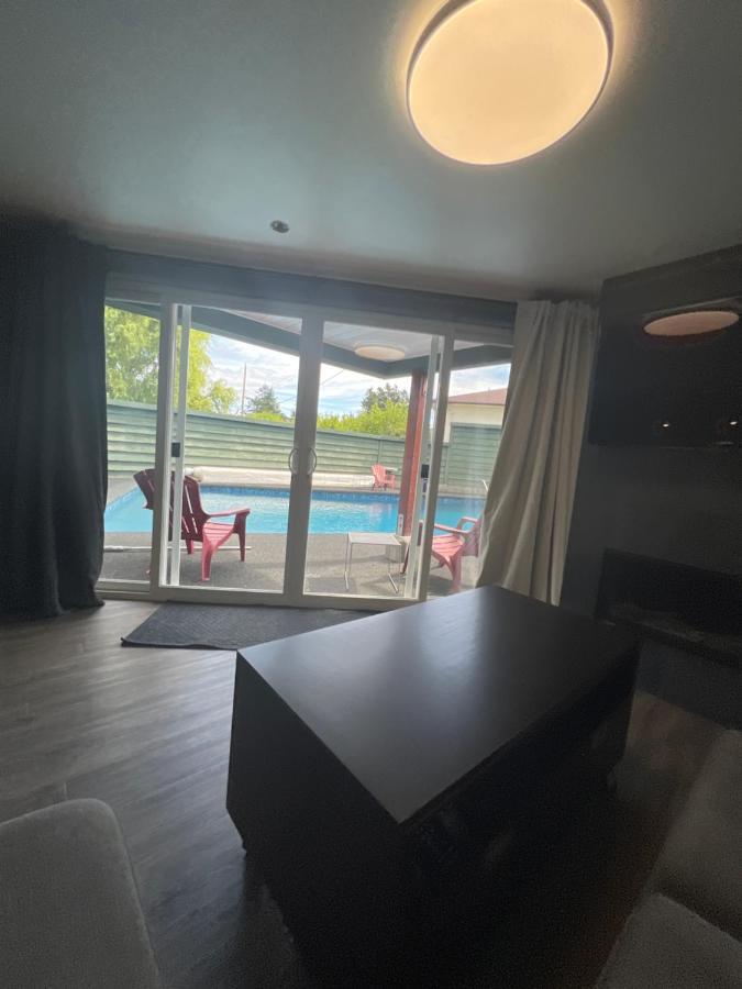 Tranquil Oasis 2 Bedroom Suite With Pool View ビクトリア エクステリア 写真